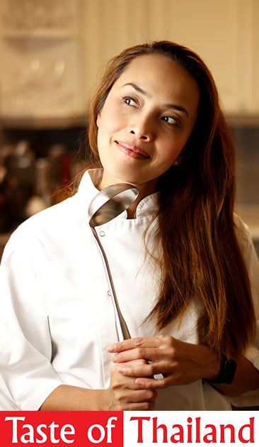 Chef Manaow Prasatthong cooking Thai food